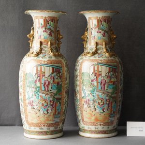 Une paire de vases en porcelaine de Chine famille rose de Canton, 19ème — photo 7