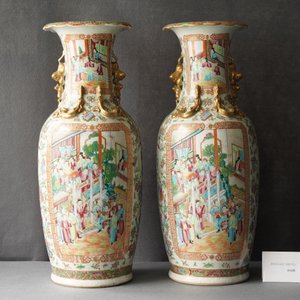 Une paire de vases en porcelaine de Chine famille rose de Canton, 19ème — photo 8