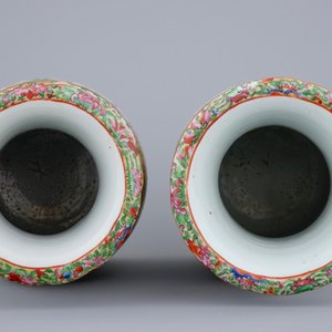 Une paire de vases en porcelaine de Chine famille rose de Canton, 19ème — photo 5