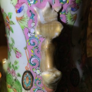 Une paire de vases en porcelaine de Chine famille rose de Canton à fond rose, 19ème — photo 7
