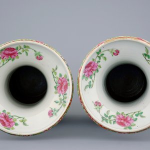 Une paire de vases en porcelaine de Chine famille rose de Canton avec des canards comme anses, 19ème — photo 5