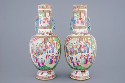 Une paire de vases en porcelaine de Chine famille rose de Canton avec des sceptres comme anses, 19ème