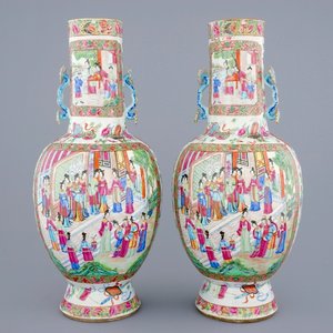 Une paire de vases en porcelaine de Chine famille rose de Canton avec des sceptres comme anses, 19ème — photo 1