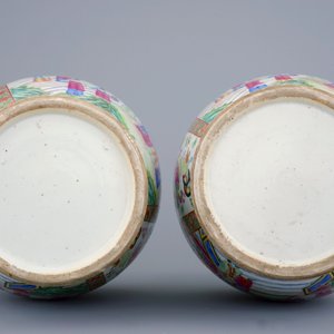 Une paire de vases en porcelaine de Chine famille rose de Canton avec des sceptres comme anses, 19ème — photo 7