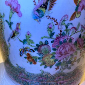 Une paire de vases en porcelaine de Chine famille rose de Canton et deux vases individuels, 19ème — photo 13