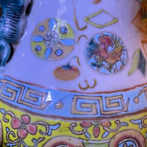 Une paire de vases en porcelaine de Chine famille rose de Canton et deux vases individuels, 19ème — photo 9