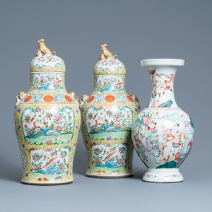 Une paire de vases en porcelaine de Chine famille rose de Canton et un à décor de guerriers, marque de Qianlong, 19ème — photo 1