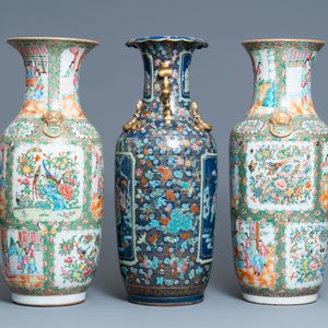 Une paire de vases en porcelaine de Chine famille rose de Canton et un à fond bleu, 19ème — photo 2