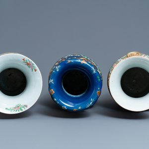 Une paire de vases en porcelaine de Chine famille rose de Canton et un à fond bleu, 19ème — photo 5