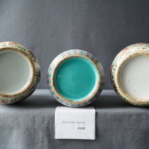 Une paire de vases en porcelaine de Chine famille rose de Canton et un vase individuel, 19ème — photo 9
