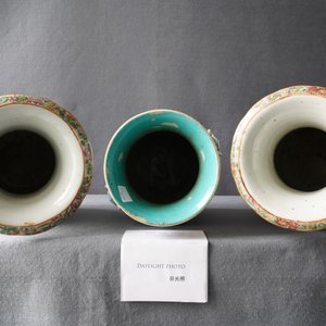 Une paire de vases en porcelaine de Chine famille rose de Canton et un vase individuel, 19ème — photo 10