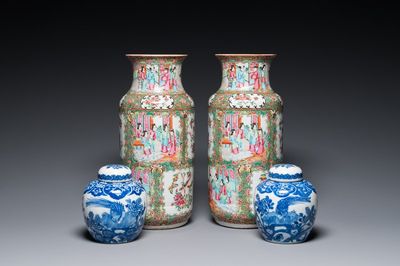 Une paire de vases en porcelaine de Chine famille rose de Canton et une paire de pots couverts en bleu et blanc, 19ème — photo 1