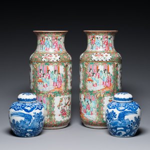 Une paire de vases en porcelaine de Chine famille rose de Canton et une paire de pots couverts en bleu et blanc, 19ème — photo 1