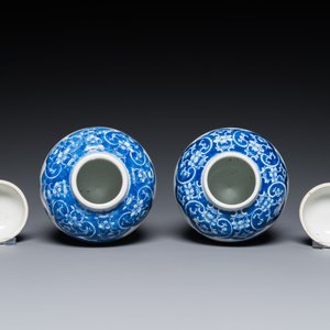 Une paire de vases en porcelaine de Chine famille rose de Canton et une paire de pots couverts en bleu et blanc, 19ème — photo 13