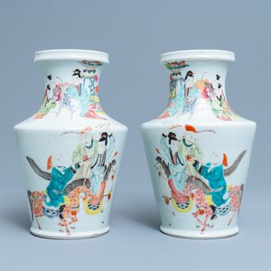 Une paire de vases en porcelaine de Chine famille rose de style Yongzheng, 19/20ème — photo 1