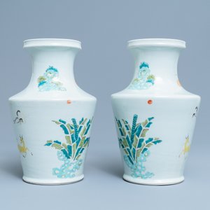Une paire de vases en porcelaine de Chine famille rose de style Yongzheng, 19/20ème — photo 3