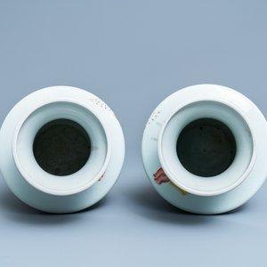 Une paire de vases en porcelaine de Chine famille rose de style Yongzheng, 19/20ème — photo 5