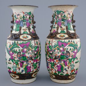 Une paire de vases en porcelaine de Chine famille rose, dit "de Nankin", 19ème — photo 3