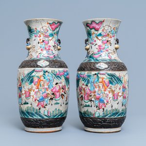 Une paire de vases en porcelaine de Chine famille rose dite 'de Nankin' à décor de guerriers, Chine, 19ème — photo 1