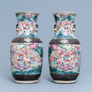 Une paire de vases en porcelaine de Chine famille rose dite 'de Nankin' à décor de guerriers, Chine, 19ème — photo 3