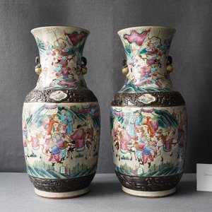 Une paire de vases en porcelaine de Chine famille rose dite 'de Nankin' à décor de guerriers, Chine, 19ème — photo 7