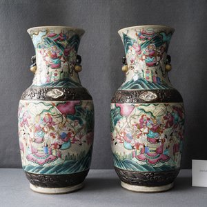 Une paire de vases en porcelaine de Chine famille rose dite 'de Nankin' à décor de guerriers, Chine, 19ème — photo 8