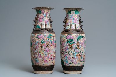 Une paire de vases en porcelaine de Chine famille rose dite 'de Nankin' à décor de guerriers, Chine, 19ème
