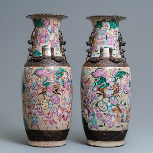 Une paire de vases en porcelaine de Chine famille rose dite 'de Nankin' à décor de guerriers, Chine, 19ème — photo 1