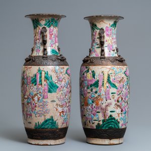 Une paire de vases en porcelaine de Chine famille rose dite 'de Nankin' à décor de guerriers, Chine, 19ème — photo 2