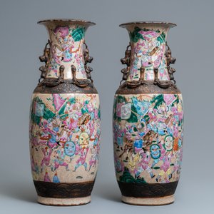Une paire de vases en porcelaine de Chine famille rose dite 'de Nankin' à décor de guerriers, Chine, 19ème — photo 3