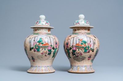 Une paire de vases en porcelaine de Chine famille rose dite 'de Nankin' à décor d'une scène de court, 19ème