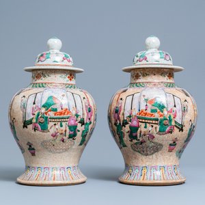 Une paire de vases en porcelaine de Chine famille rose dite 'de Nankin' à décor d'une scène de court, 19ème — photo 1