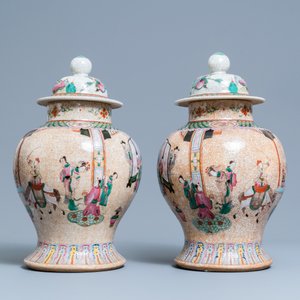 Une paire de vases en porcelaine de Chine famille rose dite 'de Nankin' à décor d'une scène de court, 19ème — photo 2