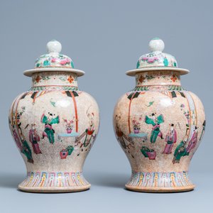 Une paire de vases en porcelaine de Chine famille rose dite 'de Nankin' à décor d'une scène de court, 19ème — photo 3