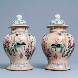 Une paire de vases en porcelaine de Chine famille rose dite 'de Nankin' à décor d'une scène de court, 19ème — photo 4
