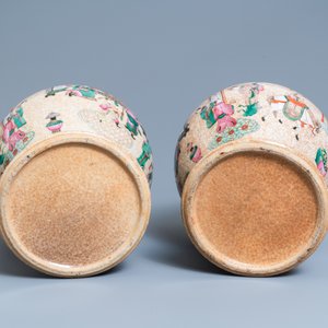 Une paire de vases en porcelaine de Chine famille rose dite 'de Nankin' à décor d'une scène de court, 19ème — photo 6