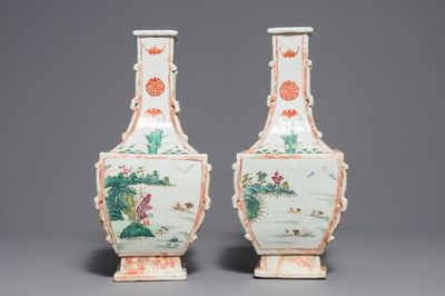 Une paire de vases en porcelaine de Chine famille rose et faux marbre, Qianlong