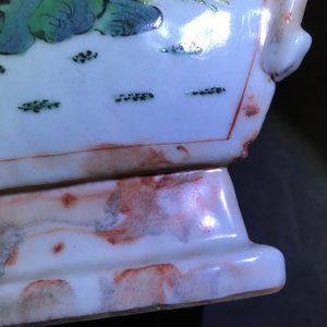 Une paire de vases en porcelaine de Chine famille rose et faux marbre, Qianlong — photo 16