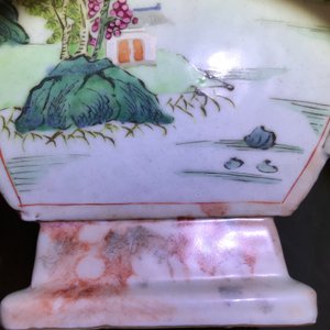 Une paire de vases en porcelaine de Chine famille rose et faux marbre, Qianlong — photo 26