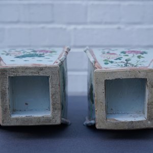 Une paire de vases en porcelaine de Chine famille rose et faux marbre, Qianlong — photo 9