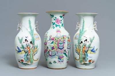 Une paire de vases en porcelaine de Chine famille rose et un à décor d'antiquités, 19/20ème