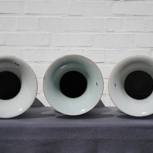 Une paire de vases en porcelaine de Chine famille rose et un à décor d'antiquités, 19/20ème — photo 11