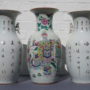 Une paire de vases en porcelaine de Chine famille rose et un à décor d'antiquités, 19/20ème — photo 9