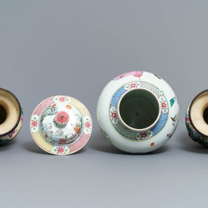 Une paire de vases en porcelaine de Chine famille rose et un vase couvert, 19ème — photo 5