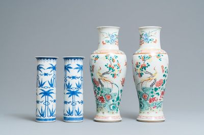 Une paire de vases en porcelaine de Chine famille rose et une en bleu et blanc, 19ème