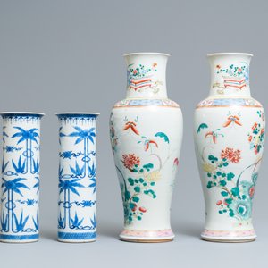 Une paire de vases en porcelaine de Chine famille rose et une en bleu et blanc, 19ème — photo 2