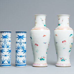 Une paire de vases en porcelaine de Chine famille rose et une en bleu et blanc, 19ème — photo 3
