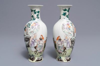 Une paire de vases en porcelaine de Chine famille rose, marque de Ju Ren Tang, République, 20ème