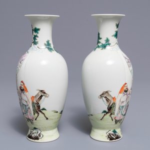 Une paire de vases en porcelaine de Chine famille rose, marque de Ju Ren Tang, République, 20ème — photo 2