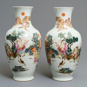Une paire de vases en porcelaine de Chine famille rose, marque de Qianlong, 20ème — photo 1